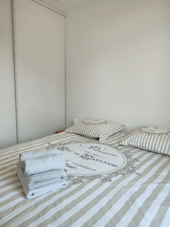 Apartamento Uzes Centre La Terrasse Des Capucines Avec Garage Privee Exterior foto